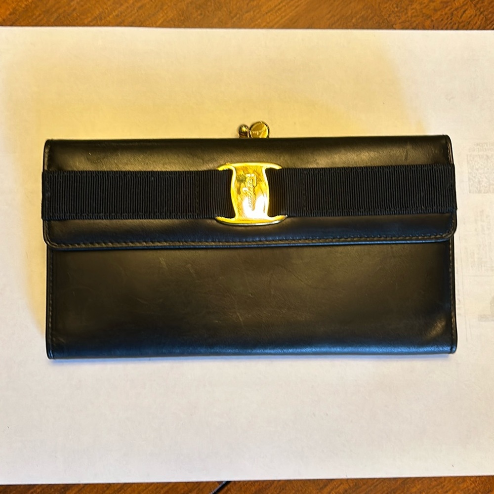 RARE KISSLOCK Salvatore Ferragamo Vara Black Leather Long Wallet